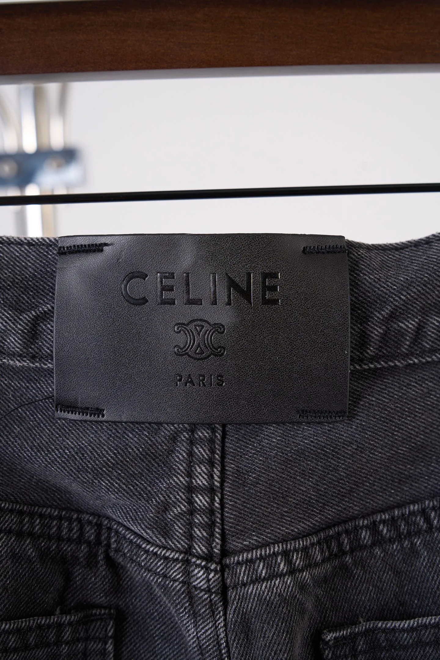 [Real auction] Celine/Celine Paris patchwork leather jeans [In Stock] 28 29 30 31 Customized ebony pattern reforged denim, stiff and stylish, comfortable and skin-friendly, carbon black fermentation dyeing fades the sharp edge, mottled whiskering texture covers the denim, interpreting the relaxed and elegant French Retro, straight silhouette, stretch and casual, continuing the classic five-pocket precision structure of denim. Five CELINE PARIS patches of different shapes are stacked vertically on the trousers. They are staggered and arranged to replicate the Retro aesthetics of past travel souvenir patches. It forms the core of the visual narrative of the garment. The CELINE leather patch is inlaid on the back waist. The identity of the family is engraved discreetly between the waists. The travel patch is used to deconstruct the brand symbol. It combines French Retro heritage and street style. It writes a luxurious and rebellious Retro attitude on the denim. It adopts patterned motorcycle stitching. Precisely control the sewing line by drawing a prototype machine to ensure the precise positioning of CELINE PARIS patches and complete alignment of horizontal and vertical lines. The prototype is accurately aligned by hand to ensure a tight opening and closing. Combination of rub-press wrinkle whisker technology and gun-painted cat whisker technology. Prioritize hand rubbing in specific areas to achieve natural wrinkle effects. Then use specific tools to draw the texture of the cat's whisker shape to create a full visual effect. Adopt purely artificial regular edge grinding process and hand-polished ablation fabric veil lines. Create a staggered hairy texture and layered depth on the edge of the bag to form a natural aged and worn texture. Use multiple horses to rub sand. Use high-pressure spray guns to rub at specific parts to achieve a local gradient effect. Then use frosting technology to create a unique texture pattern. The workmanship is extremely complex and time-consuming and labor-intensive. Stone grinding is light fermentation➕stretching and bleaching to soften. The mutual friction between pumice and clothing causes wear and fading effects on the denim surface. Combining pulling and bleaching. Make the clothes produce a certain texture and stretching effect while bleaching. Stir-fry snowballs and stir-fry salt. Prepare a special solution. Add a certain amount of dye. Soak the denim material in it to absorb the solvent. Then scrub it and dry it to further fade and oxidize it, creating a loose fit.
